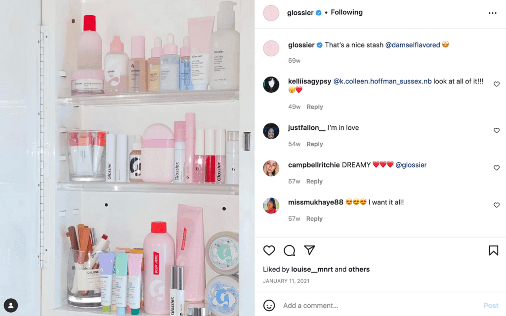 Image 2: Uno scaffale ordinato e pieno di vari prodotti Glossier, condiviso da un utente su Instagram. Questo contenuto generato dagli utenti mette in mostra l'ampia gamma di articoli per la cura della pelle e il trucco di Glossier, evidenziando la capacità del marchio di coinvolgere i clienti attraverso strategie di marketing organico.