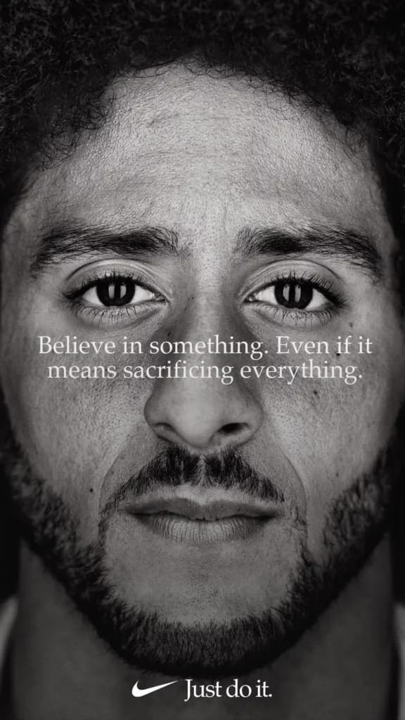Image 2: Un impactante anuncio de Nike en blanco y negro protagonizado por Colin Kaepernick, con el texto 