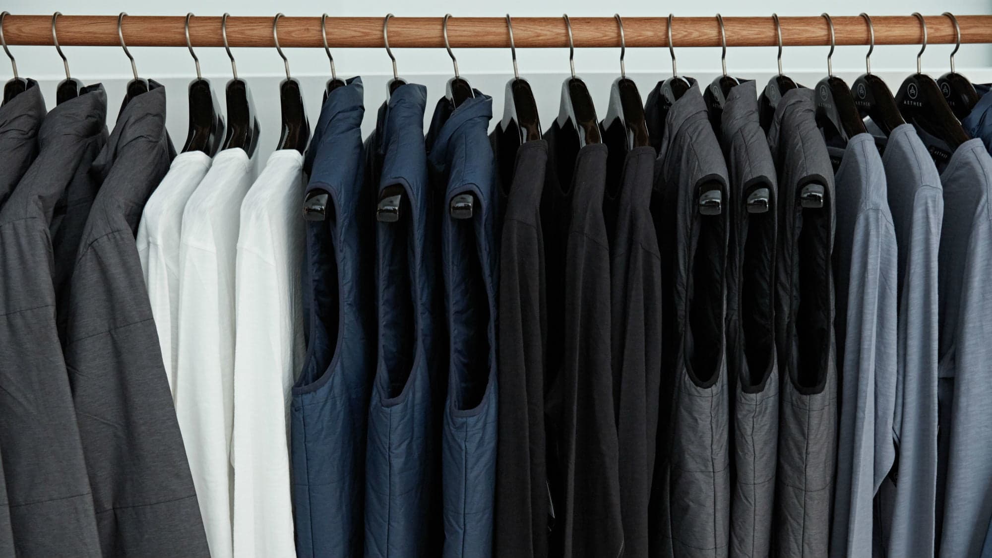 Image 2: Ripensare le tattiche di lusso: I segnali silenziosi del marchio di Aether Apparel