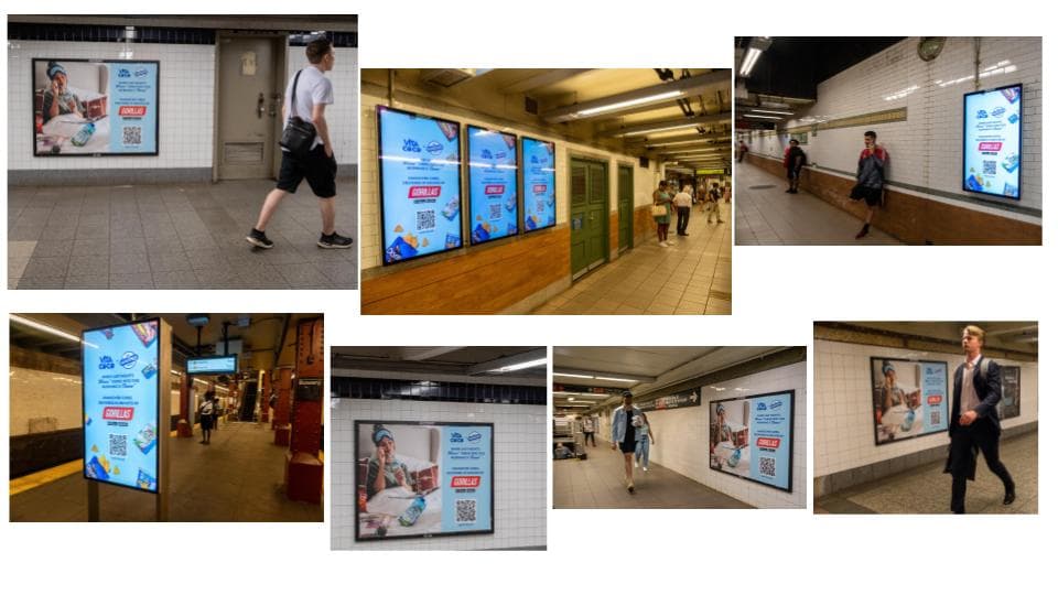 Image 2: Des publicités numériques dans une station de métro, juxtaposées à des affiches traditionnelles, affichent des images liées au voyage et des codes QR. Les passagers passent devant les publicités et s'intéressent à l'attrait dynamique des médias numériques par rapport aux affichages statiques : médias traditionnels contre médias numériques.