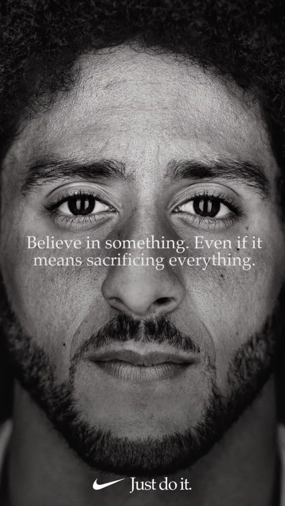 Image 2: Una potente pubblicità Nike in bianco e nero con Colin Kaepernick, con il testo 