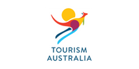 Das Logo von Tourism Australia auf schwarzem Hintergrund, präsentiert von einer internationalen Medienagentur.