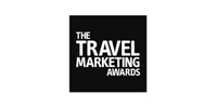 黑色背景上的旅游营销奖徽标，展示了一家国际媒体机构的卓越成就。