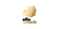 Logo dei premi Effie su sfondo nero con un'agenzia di media internazionale.