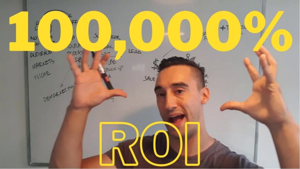 Un homme les mains en l'air, présentant les mots 100 000 % ROI, comme une campagne publicitaire pour une agence d'achat d'espace.