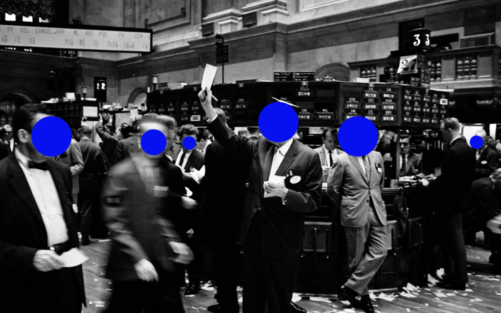 Eine Gruppe von Menschen mit blauen Kreisen auf ihren Gesichtern, aufgenommen von einer internationalen Medienagentur.